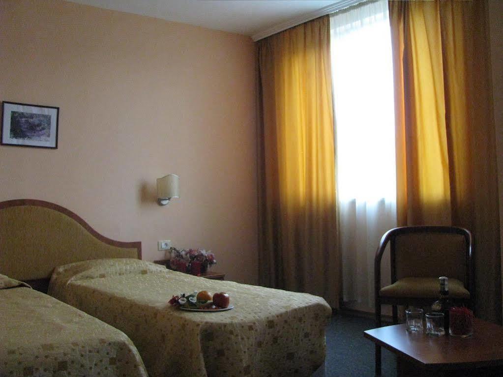 Terra Europe Brontes Hotel Targovishte  Eksteriør bilde